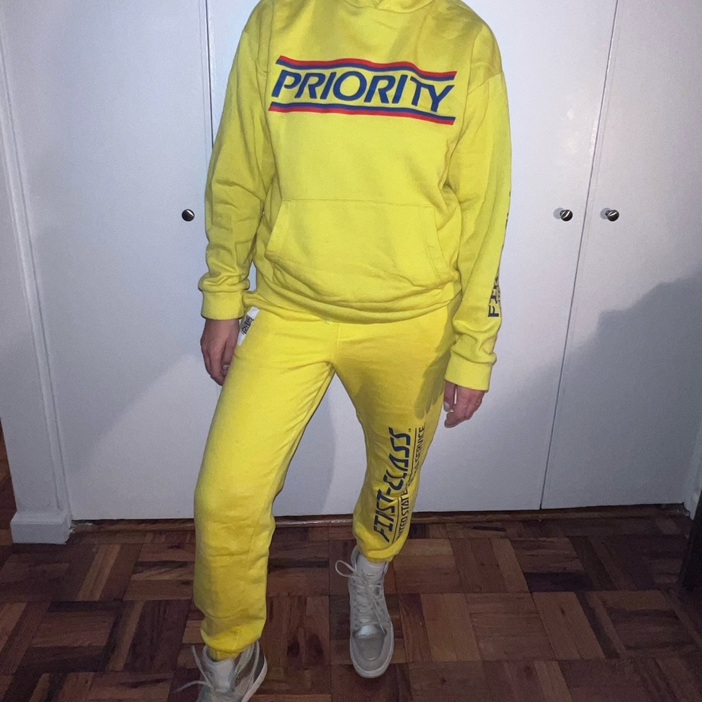sick yellow sweatpants. Size medium. USPS X FOREVER 21 💛 limited edition.